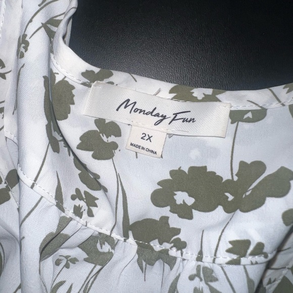 Monday fun smocked shoulder floral blouse Size 2XL NWOT - Picture 3 of 6